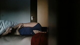 Jovem estudante Dedilhando no albergue o melhor filme de pornô do mundo e gemendo alto